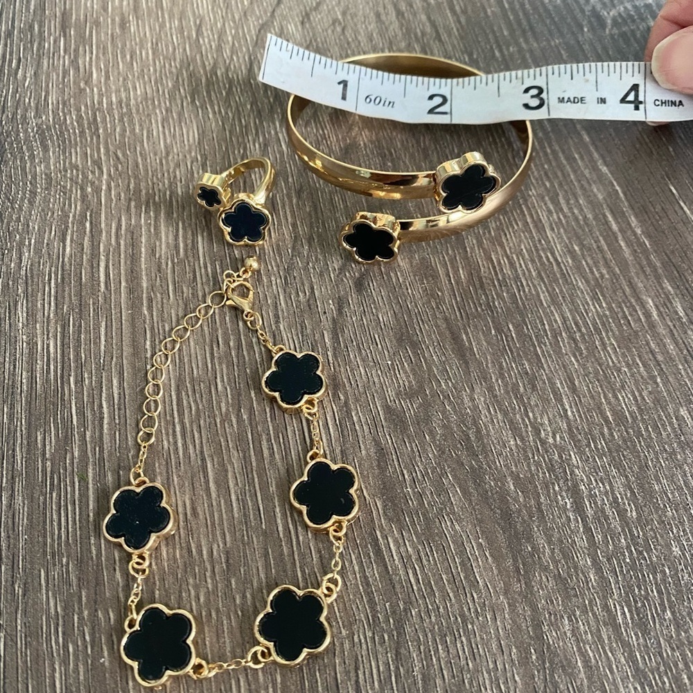 Elegant Black and Gold Clover Floral Jewelry Set - Picture 11 of 11
